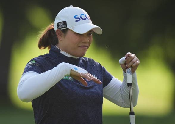 August 20, 2026, Edmonton, Ab, CANADA: Ariya Jutanugarn swats at mosquitoes while waiting on the 12th green during the first round at the CPKC Canadian Women s Open LPGA, Golf Damen golf tournament in Edmonton on Thursday, August 20, 2026. Canada News - August 20, 2026  - ZUMAc35_ 20260820_zaf_c35_037 Copyright: xDarrylxDyckx