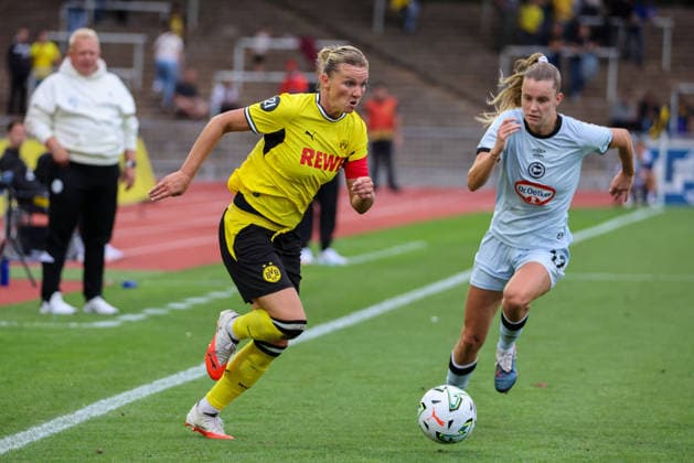 Dortmund, Deutschland: 20.08.2026 - Regionalliga West Frauen - Saison 26 27 - 1. Spieltag - Borussia Dortmund Frauen vs. DSC Arminia Bielefeld Frauen Im Bild: v.li. im Zweikampf Alexandra Popp (BVB) und Thandie Reinkensmeier (Bielefeld) *** Dortmund, Germany, August 20, 2026, Regionalliga West Women, Season 26–27, Matchday 1: Borussia Dortmund Women vs. DSC Arminia Bielefeld Women. Pictured, from left, in a tackle: Alexandra Popp (BVB) and Thandie Reinkensmeier (Bielefeld) Copyright: HMBxMedia MadeleinexFantini