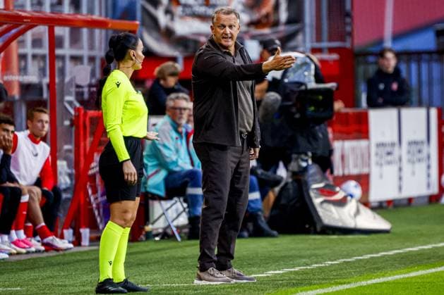 ENSCHEDE - FC Twente head coach John van den Brom reacts during the UEFA Conference League match between FC Twente and Qarabag FK at De Grolsch Veste stadium on August 20, 2026 in Enschede, the Netherlands. WART BRINKERHOF ANP xVIxANPxSportx xMarcelxterxBalsxIVx 565889328 originalFilename: 565889328.jpg