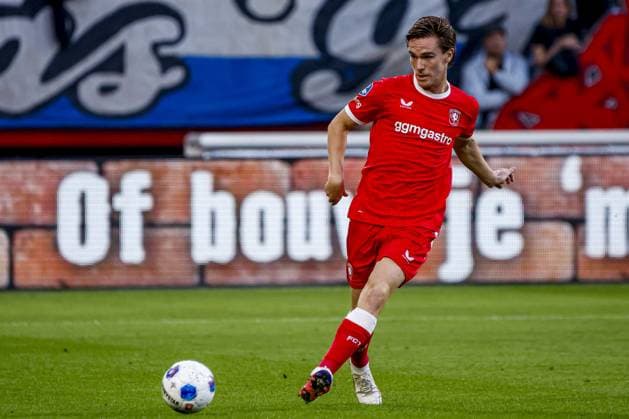 ENSCHEDE - Daan Rots of FC Twente passes the ball during the UEFA Conference League match between FC Twente and Qarabag FK at De Grolsch Veste stadium on August 20, 2026 in Enschede, the Netherlands. WART BRINKERHOF ANP xVIxANPxSportx xMarcelxterxBalsxIVx 565889336 originalFilename: 565889336.jpg