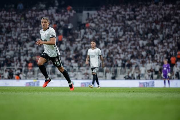 Besiktas JK vs Kauno Zalgiris UEFA Europa League Play-Offs 1st leg Leandro Trossard of Besiktas JK in action during the UEFA Europa League 2026 27 play-offs first leg match between Besiktas JK and Kauno Zalgiris at Tupras Stadium on August 20, 2026 in Istanbul, Turkey Istanbul Turkey  Copyright: xBurakxBasturkx