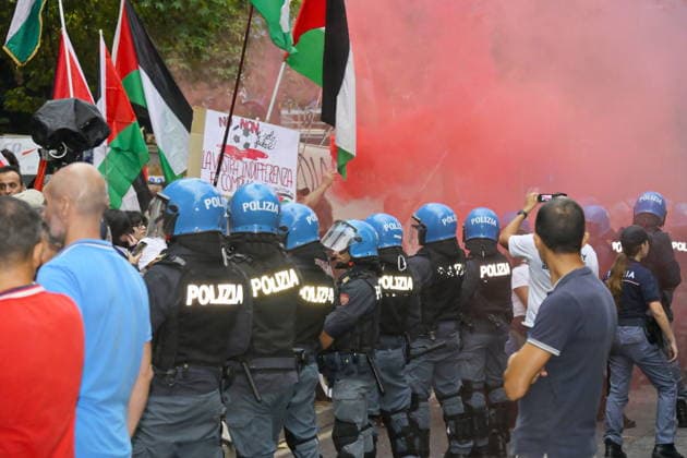 Bergamo, verso Atalanta - Hapoel Tel Aviv: i tifosi israeliani arrivano scortati dalla polizia, i Pro pal provano a forzare via Suardi a Bergamo, Italia 20 Agosto 2026 (foto Tiziano Manzoni Lapresse) Ahead of the Atalanta vs. Hapoel Tel Aviv soccer match: Israeli fans arrive under police escort, while Pro Pal supporters attempt to force their way through Via Suardi in Bergamo, Italy, August 20, 2026  Copyright: xTizianoxManzoni Lapressex