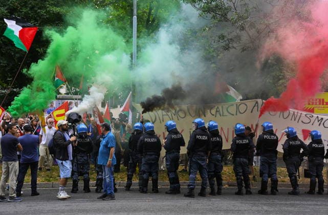 Bergamo, verso Atalanta - Hapoel Tel Aviv: i tifosi israeliani arrivano scortati dalla polizia, i Pro pal provano a forzare via Suardi a Bergamo, Italia 20 Agosto 2026 (foto Tiziano Manzoni Lapresse) Ahead of the Atalanta vs. Hapoel Tel Aviv soccer match: Israeli fans arrive under police escort, while Pro Pal supporters attempt to force their way through Via Suardi in Bergamo, Italy, August 20, 2026  Copyright: xTizianoxManzoni Lapressex