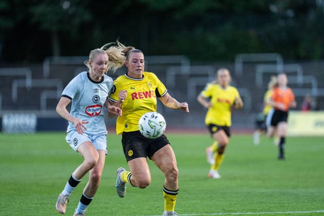20.08.2026, GER Deutschland, Fussball, Saison 2026 2027, Regionalliga 1. Spieltag Borussia Dortmund Frauen vs Arminia Bielefeld Frauen Zweikampf zwischen Ramona Maier (Borussia Dortmund Frauen, 7) und Marie Bärenwaldt Baerenwaldt (Arminia Bielefeld, 29) Dortmund Stadion Rote Erde Nordrhein-Westfalen (NRW) Deutschland *** August 20, 2026, GER Germany, Soccer, 2026–2027 Season, Regionalliga 1, Matchday: Borussia Dortmund Women vs. Arminia Bielefeld Women; duel between Ramona Maier (Borussia Dortmund Women, No. 7) and Marie Bärenwaldt (Arminia Bielefeld, No. 29); Dortmund s Rote Erde Stadium, North Rhine-Westphalia (NRW), Germany Copyright: xnordphotoxGmbHx xChristianxSchulzex