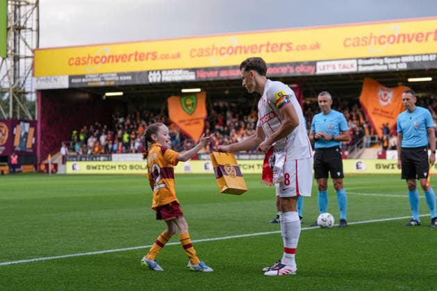 Maximilian Eggestein (SC Freiburg, 08) bekommt ein Geschenk von einem Kind , Schottland, Fussball, UEFA Conference League, Play-offs, Hinspiel, 2026 2027, Motherwell FC vs. SC Freiburg, 20.08.2026, Fir Park Stadium, Motherwell Motherwell Fir Park Stadium North Lanarkshire Schottland *** Maximilian Eggestein of SC Freiburg, 08, receives a gift from a child, Scotland, soccer, UEFA Conference League, playoffs, first leg, 2026–2027, Motherwell FC vs. SC Freiburg, August 20, 2026, Fir Park Stadium, Motherwell, Fir Park Stadium, North Lanarkshire, Scotland Copyright: xArnexAmbergx