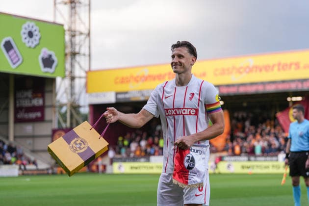 Maximilian Eggestein (SC Freiburg, 08) bekommt ein Geschenk von einem Kind , Schottland, Fussball, UEFA Conference League, Play-offs, Hinspiel, 2026 2027, Motherwell FC vs. SC Freiburg, 20.08.2026, Fir Park Stadium, Motherwell Motherwell Fir Park Stadium North Lanarkshire Schottland *** Maximilian Eggestein of SC Freiburg, 08, receives a gift from a child, Scotland, soccer, UEFA Conference League, playoffs, first leg, 2026–2027, Motherwell FC vs. SC Freiburg, August 20, 2026, Fir Park Stadium, Motherwell, Fir Park Stadium, North Lanarkshire, Scotland Copyright: xArnexAmbergx