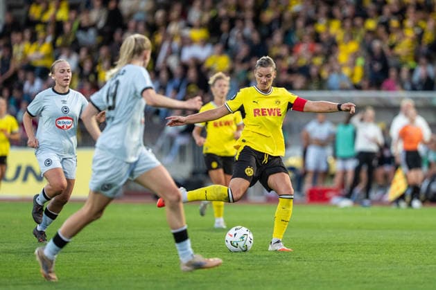 20.08.2026, GER Deutschland, Fussball, Saison 2026 2027, Regionalliga 1. Spieltag Borussia Dortmund Frauen vs Arminia Bielefeld Frauen Alexandra Popp (Borussia Dortmund Frauen, 11) Einzelaktion; Ganzkörper Ganzkoerper ; Ball am Fuss; Dortmund Stadion Rote Erde Nordrhein-Westfalen (NRW) Deutschland *** August 20, 2026, GER Germany, Soccer, 2026–2027 Season, Regionalliga 1, Matchday: Borussia Dortmund Women vs. Arminia Bielefeld Women, Alexandra Popp (Borussia Dortmund Women), 11, individual play, full-body, ball at her feet, Dortmund Stadium Rote Erde, North Rhine-Westphalia (NRW), Germany Copyright: xnordphotoxGmbHx xChristianxSchulzex