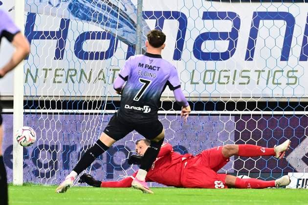 KAA Gent v Hibernian - UEFA Conference League GENT, BELGIUM - AUGUST 20 : Roef Davy goalkeeper of KAA Gent stops a penalty from Elding Owen forward of Hibernian during the UEFA Conference League 2026 27 play-off round first leg between KAA Gent and Hibernian on August 20, 2026 in Gent, Belgium, 20 08 2026 Gent Belgium  Copyright: xPeterxDexVoechtx