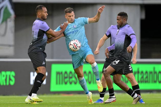 260820 AA Gent vs Hibernian Jordan Obita (21) of Hibernian, Laszlo Benes (8) of AA Gent and Miguel Chaiwa (14) of Hibernian fighting for the ball pictured during the Play off round - first leg in the 2026-2027 Uefa Conference League season between AA Gent and Hibernian FC from Scotland on August 20 , 2026 in Gent, Belgium. (Photo by David Catry Isosport) Gent Belgium  Copyright: xDavidxCatryx 20260820DC2_5202