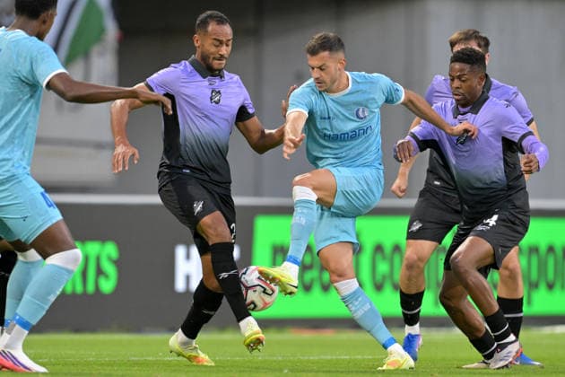 260820 AA Gent vs Hibernian Jordan Obita (21) of Hibernian, Laszlo Benes (8) of AA Gent and Miguel Chaiwa (14) of Hibernian fighting for the ball pictured during the Play off round - first leg in the 2026-2027 Uefa Conference League season between AA Gent and Hibernian FC from Scotland on August 20 , 2026 in Gent, Belgium. (Photo by David Catry Isosport) Gent Belgium  Copyright: xDavidxCatryx 20260820DC2_5210