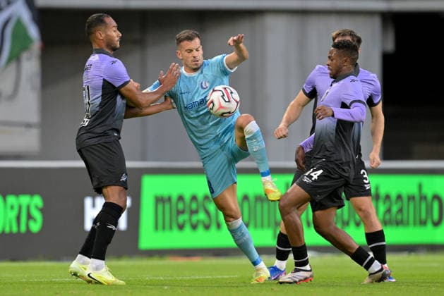 260820 AA Gent vs Hibernian Jordan Obita (21) of Hibernian, Laszlo Benes (8) of AA Gent and Miguel Chaiwa (14) of Hibernian fighting for the ball pictured during the Play off round - first leg in the 2026-2027 Uefa Conference League season between AA Gent and Hibernian FC from Scotland on August 20 , 2026 in Gent, Belgium. (Photo by David Catry Isosport) Gent Belgium  Copyright: xDavidxCatryx 20260820DC2_5200