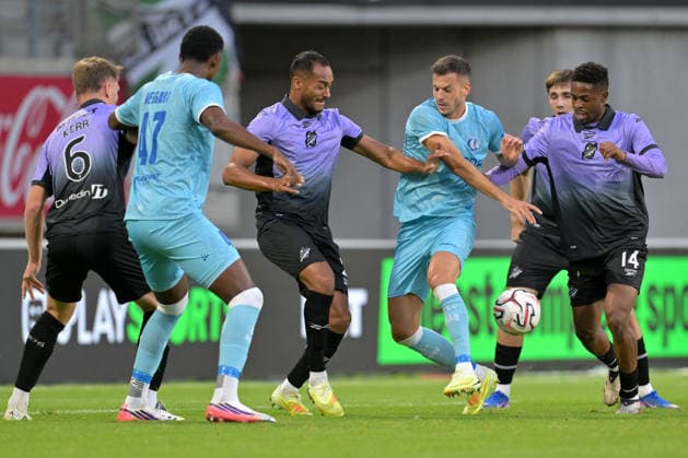 260820 AA Gent vs Hibernian Jordan Obita (21) of Hibernian, Laszlo Benes (8) of AA Gent and Miguel Chaiwa (14) of Hibernian fighting for the ball pictured during the Play off round - first leg in the 2026-2027 Uefa Conference League season between AA Gent and Hibernian FC from Scotland on August 20 , 2026 in Gent, Belgium. (Photo by David Catry Isosport) Gent Belgium  Copyright: xDavidxCatryx 20260820DC2_5214