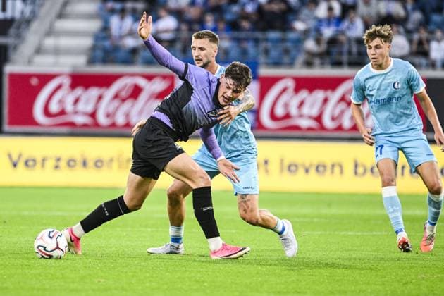 Hibernian s Owen Elding and Gent s Siebe Van der Heyden pictured in action during a soccer game between Belgian KAA Gent and Scottish Hibernian FC, Thursday 20 August 2026 in Gent, the first leg of the play-off round for the UEFA Conference League group phase. TOM GOYVAERTS TomxGoyvaerts  x183849255x