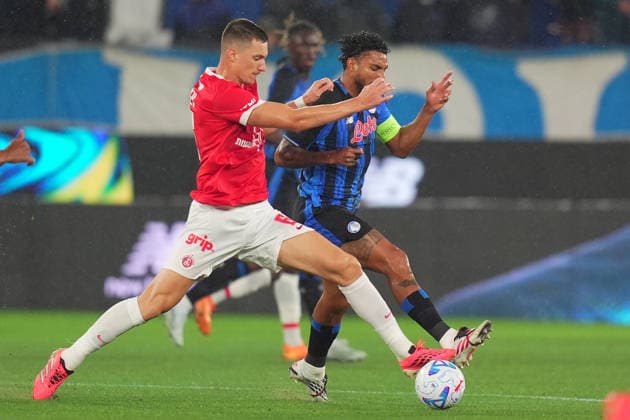 Atalanta s Ederson dos Santos fights for the ball with Hapoel Tel Aviv s Andrian Kraev during the Playoff Conference League soccer match between Atalanta and Hapoel Tel-Aviv at the New Balance Arena in Bergamo , North Italy - Friday , August 20 , 2026 . - Soccer .  Copyright: xSpada LaPressex
