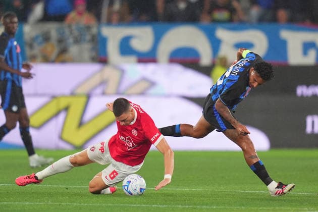 Atalanta s Ederson dos Santos fights for the ball with Hapoel Tel Aviv s Andrian Kraev during the Playoff Conference League soccer match between Atalanta and Hapoel Tel-Aviv at the New Balance Arena in Bergamo , North Italy - Friday , August 20 , 2026 . - Soccer .  Copyright: xSpada LaPressex