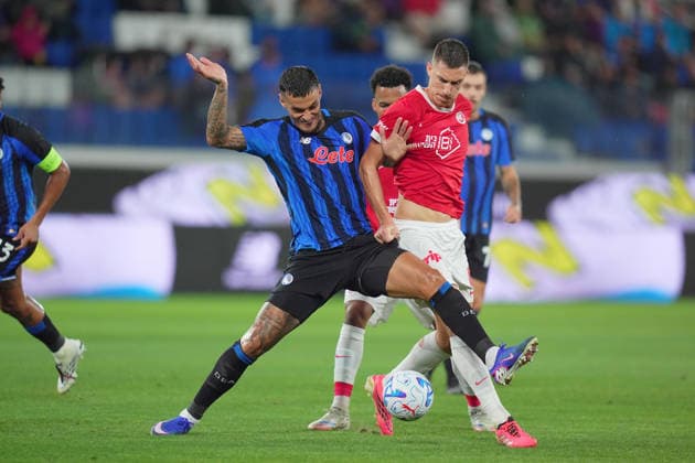 Atalanta s Gianluca Scamacca fights for the ball with Hapoel Tel Aviv s Andrian Kraev during the Playoff Conference League soccer match between Atalanta and Hapoel Tel-Aviv at the New Balance Arena in Bergamo , North Italy - Friday , August 20 , 2026 . - Soccer .  Copyright: xSpada LaPressex