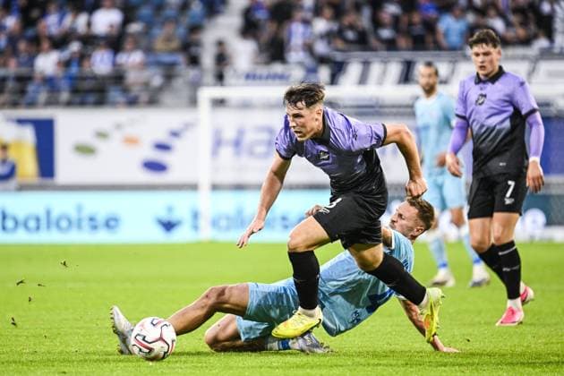 Hibernian s Josh Mulligan and Gent s Siebe Van der Heyden pictured in action during a soccer game between Belgian KAA Gent and Scottish Hibernian FC, Thursday 20 August 2026 in Gent, the first leg of the play-off round for the UEFA Conference League group phase. TOM GOYVAERTS TomxGoyvaerts  x183849330x
