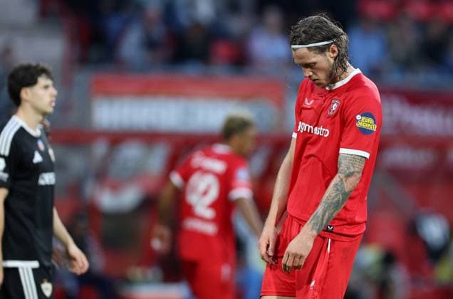 ENSCHEDE - FC Twente aanvaller Wout Weghorst is teleurgesteld tijdens de UEFA Conference League wedstrijd tussen FC Twente en FK Qarabag in Golsch Veste op 20 augustus 2026 in Enschede , Nederland. - *** ENSCHEDE FC Twente forward Wout Weghorst looks disappointed during the UEFA Conference League match between FC Twente and FK Qarabag at Golsch Veste on August 20, 2026, in Enschede, the Netherlands