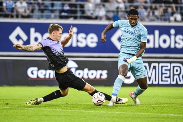Hibernian s Jason Kerr and Gent s Josue Vergara pictured in action during a soccer game between Belgian KAA Gent and Scottish Hibernian FC, Thursday 20 August 2026 in Gent, the first leg of the play-off round for the UEFA Conference League group phase. TOM GOYVAERTS TomxGoyvaerts  x183849354x