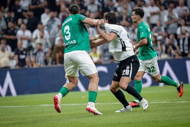Besiktas JK vs Kauno Zalgiris UEFA Europa League Play-Offs 1st leg Dusan Vlahovic of Besiktas JK battles during the UEFA Europa League 2026 27 play-offs first leg match between Besiktas JK and Kauno Zalgiris at Tupras Stadium on August 20, 2026 in Istanbul, Turkey Istanbul Turkey  Copyright: xBurakxBasturkx
