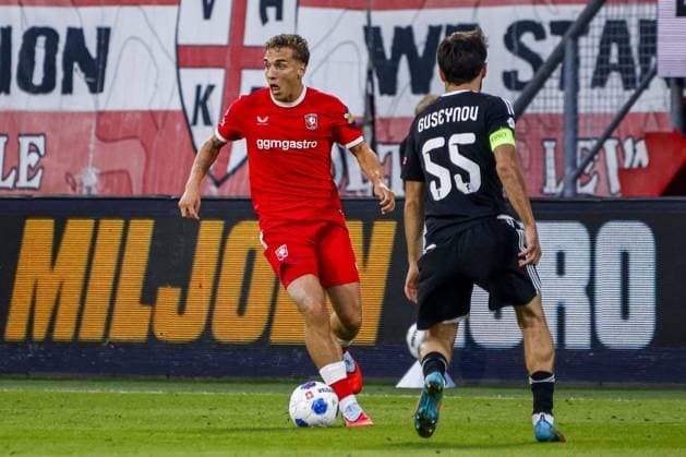 ENSCHEDE - Aske Adelgaard of FC Twente dribbles with the ball during the UEFA Conference League match between FC Twente and Qarabag FK at De Grolsch Veste stadium on August 20, 2026, in Enschede, the Netherlands. WART BRINKERHOF ANP xVIxANPxSportx xMarcelxterxBalsxIVx 565889997 originalFilename: 565889997.jpg