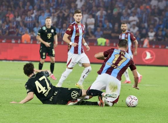 Trabzonspor v Ferencvaros - UEFA Europa League TRABZON, TURKIYE - AUGUST 20: Malinovskyi (R) of Trabzonspor in action against O Dowda of Ferencvaros during the first leg of the UEFA Europa League play-off round between Trabzonspor and Ferencvaros at Papara Park in Trabzon, Turkiye on August 20, 2026. Enes Sansar Anadolu Trabzon Turkey. Editorial use only. Please get in touch for any other usage.  Copyright: x2026xAnadoluxEnesxSansarx