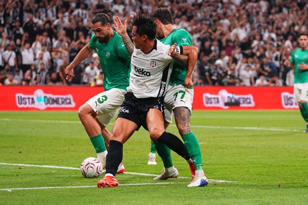 ISTANBUL, TURKEY - AUGUST 20 : Hyeon-Gyu Oh (9) of Besiktas and Rokas Lekiatas (77) , Anton Tolordava (3) of Kauno Zalgiris battle for the ball during the UEFA Europa League 2026 27 Play-off round first leg match between Besiktas JK and Kauno Zalgiris at Tupras Stadium on August 20, 2026 in Istanbul, Turkey. Istanbul Turkey Copyright: xSeskimPhotox Besiktas-KaunoZalg-2008 (105)