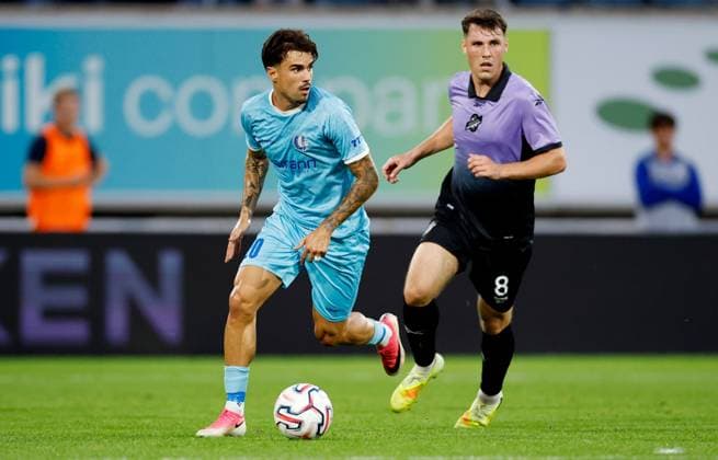 Tiago Araujo of KAA Gent and Josh Mulligan of Hibernian. Gent v Hibernian, UEFA Conference League, Play-Off Round, First Leg, Football, Planet Group Arena, Gent, Belgium - 20 Aug 2026Gent Planet Group Arena Belgium  Copyright: xMauricexvanxSteen Shutterstockx 17108685t