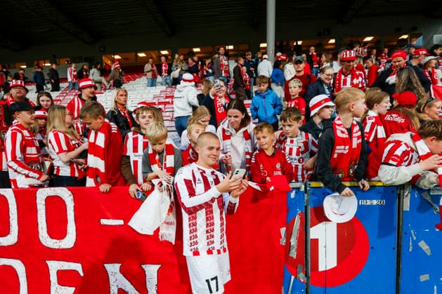 Conference Leauge menn, play-off 2026: Tromso - Brighton Tromso 20260820. Tromsos Isak Dahlqvist med supportere etter playoff-kampen i Conference League-kvalifiseringen i fotball mellom Tromso og Brighton pa Romssa Arena. Foto: Rune Stoltz Bertinussen NTB Tromso Norge EDITORIAL USE ONLY. RESTRICTED USE FOR BETTING COMPANIES Ref:_SPOZ5HQSlL9X_k.jpg *** Men s Conference League, 2026 Playoffs: Tromsø vs. Brighton, Tromsø, August 20, 2026. Tromsø’s Isak Dahlqvist with supporters after the playoff match in the Conference League soccer qualifier between Tromsø and Brighton at Romssa Arena. Photo by Rune Stoltz Bertinussen, NTB, Tromsø, Norway. EDEDITORIAL USE ONLY; RESTRICTED USE FOR BETTING COMPANIES  Copyright: xRunexStoltzxBertinussenx xNTBx