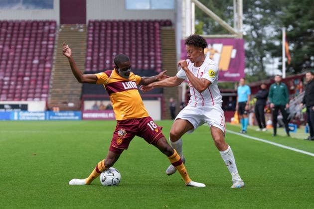 Tawanda Maswanhise (Motherwell FC, 18) im Zweikampf mit Derry Scherhant (SC Freiburg, 07) , Schottland, Fussball, UEFA Conference League, Play-offs, Hinspiel, 2026 2027, Motherwell FC vs. SC Freiburg, 20.08.2026, Fir Park Stadium, Motherwell Motherwell Fir Park Stadium North Lanarkshire Schottland *** Tawanda Maswanhise of Motherwell FC, 18, in a tackle with Derry Scherhant of SC Freiburg, 07, Scotland, soccer, UEFA Conference League, playoffs, first leg, 2026–2027, Motherwell FC vs. SC Freiburg, August 20, 2026, Fir Park Stadium, Motherwell, Fir Park Stadium, North Lanarkshire, Scotland Copyright: xArnexAmbergx