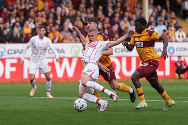 Matthias Ginter (SC Freiburg, 28) Torschuss , Schottland, Fussball, UEFA Conference League, Play-offs, Hinspiel, 2026 2027, Motherwell FC vs. SC Freiburg, 20.08.2026, Fir Park Stadium, Motherwell Motherwell Fir Park Stadium North Lanarkshire Schottland *** Matthias Ginter, SC Freiburg, 28 shots on goal, Scotland, soccer, UEFA Conference League, playoffs, first leg, 2026–2027, Motherwell FC vs. SC Freiburg, August 20, 2026, Fir Park Stadium, Motherwell, Fir Park Stadium, North Lanarkshire, Scotland Copyright: xArnexAmbergx