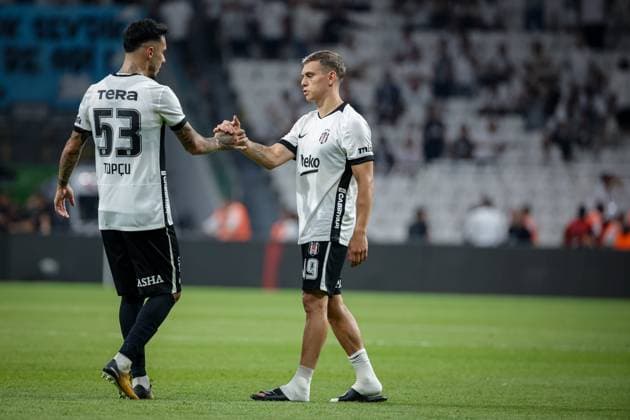 Besiktas JK vs Kauno Zalgiris UEFA Europa League Play-Offs 1st leg Emirhan Topcu of Besiktas JK high-fives Leandro Trossard of Besiktas JK after the UEFA Europa League 2026 27 play-offs first leg match between Besiktas JK and Kauno Zalgiris at Tupras Stadium on August 20, 2026 in Istanbul, Turkey Istanbul Turkey  Copyright: xBurakxBasturkx