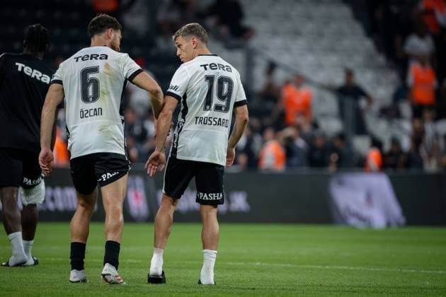 Besiktas JK vs Kauno Zalgiris UEFA Europa League Play-Offs 1st leg Leandro Trossard of Besiktas JK talks to Salih Ozcan of Besiktas JK about his injury after the UEFA Europa League 2026 27 play-offs first leg match between Besiktas JK and Kauno Zalgiris at Tupras Stadium on August 20, 2026 in Istanbul, Turkey Istanbul Turkey  Copyright: xBurakxBasturkx
