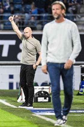 Hibernian s head coach David Gray pictured during a soccer game between Belgian KAA Gent and Scottish Hibernian FC, Thursday 20 August 2026 in Gent, the first leg of the play-off round for the UEFA Conference League group phase. TOM GOYVAERTS TomxGoyvaerts  x183849605x