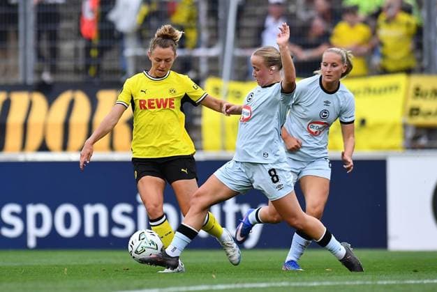 Borussia Dortmund - Arminia Bielefeld ** NUR FÜR REDAKTIONELLE ZWECKE ** EDITORIAL USE ONLY **<p>Fußball Frauen Regionalliga West 1. SPIELTAG: Borussia Dortmund - Arminia Bielefeld am 20.08.2026 im Stadion Rote Erde in Dortmund Rita Schumacher ( Borussia Dortmund ), links - Fabienne-Chiara Brakemeier ( Arminia Bielefeld ), rechts Deutschland Nordrhein Westfalen Dortmund Copyright: ThorstenxTillmann *** Borussia Dortmund vs. Arminia Bielefeld ** FOR EDITORIAL USE ONLY ** EDITORIAL USE ONLY ** Women s Soccer Regionalliga West, Matchday 1: Borussia Dortmund vs. Arminia Bielefeld on August 20, 2026, at Rote Erde Stadium in Dortmund. Rita Schumacher, Borussia Dortmund, on the left, Fabienne Chiara Brakemeier of Arminia Bielefeld; on the right, Dortmund, North Rhine-Westphalia, Germany. Copyright ThorstenxTillmann Copyright: ThorstenxTillmann doc878tj5v3281a2iz71vwk ,EDITORIAL USE ONLY
