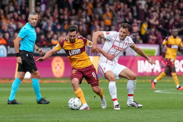 Lukas Fadinger (Motherwell FC, 08) im Zweikampf mit Maximilian Eggestein (SC Freiburg, 08) , Schottland, Fussball, UEFA Conference League, Play-offs, Hinspiel, 2026 2027, Motherwell FC vs. SC Freiburg, 20.08.2026, Fir Park Stadium, Motherwell Motherwell Fir Park Stadium North Lanarkshire Schottland *** Lukas Fadinger (Motherwell FC, 08) in a tackle with Maximilian Eggestein (SC Freiburg, 08), Scotland, soccer, UEFA Conference League, playoffs, first leg, 2026–2027, Motherwell FC vs. SC Freiburg, August 20, 2026, Fir Park Stadium, Motherwell, North Lanarkshire, Scotland Copyright: xArnexAmbergx