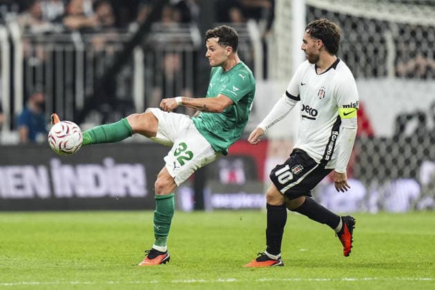 Besiktas v Kauno Zalgiris - UEFA Europa League ISTANBUL, TURKIYE - AUGUST 20: Besiktas Orkun Kokcu (10) vies for the ball with Kauno Zalgiris Franco Baldassarra (32) during the UEFA Europa League playoff round first-leg match between Besiktas and Kauno Zalgiris at Tupras Stadium in Istanbul, Turkiye on August 20, 2026. Agit Erdi Ulukaya Anadolu Istanbul Turkey. Editorial use only. Please get in touch for any other usage.  Copyright: x2026xAnadoluxAgitxErdixUlukayax