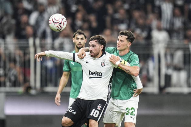 Besiktas v Kauno Zalgiris - UEFA Europa League ISTANBUL, TURKIYE - AUGUST 20: Besiktas Orkun Kokcu (10) vies for the ball with Kauno Zalgiris Franco Baldassarra (32) during the UEFA Europa League playoff round first-leg match between Besiktas and Kauno Zalgiris at Tupras Stadium in Istanbul, Turkiye on August 20, 2026. Agit Erdi Ulukaya Anadolu Istanbul Turkey. Editorial use only. Please get in touch for any other usage.  Copyright: x2026xAnadoluxAgitxErdixUlukayax