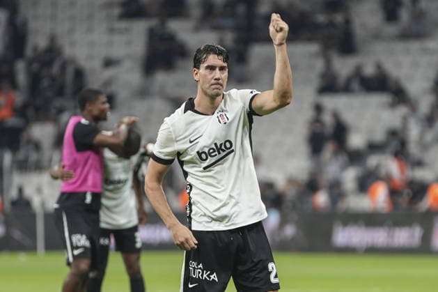 Besiktas v Kauno Zalgiris - UEFA Europa League ISTANBUL, TURKIYE - AUGUST 20: Besiktas Dusan Vlahovic (28) greets fans after the UEFA Europa League playoff round first-leg match between Besiktas and Kauno Zalgiris at Tupras Stadium in Istanbul, Turkiye on August 20, 2026. Agit Erdi Ulukaya Anadolu Istanbul Turkey. Editorial use only. Please get in touch for any other usage.  Copyright: x2026xAnadoluxAgitxErdixUlukayax