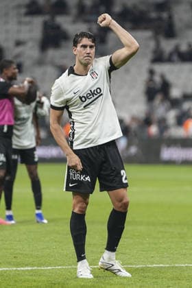 Besiktas v Kauno Zalgiris - UEFA Europa League ISTANBUL, TURKIYE - AUGUST 20: Besiktas Dusan Vlahovic (28) greets fans after the UEFA Europa League playoff round first-leg match between Besiktas and Kauno Zalgiris at Tupras Stadium in Istanbul, Turkiye on August 20, 2026. Agit Erdi Ulukaya Anadolu Istanbul Turkey. Editorial use only. Please get in touch for any other usage.  Copyright: x2026xAnadoluxAgitxErdixUlukayax