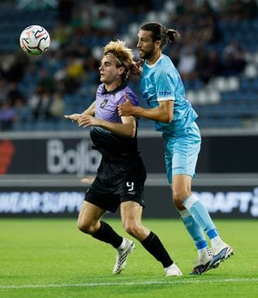 Nathan Lowe of Hibernian and Christian Burgess of KAA Gent. Gent v Hibernian, UEFA Conference League, Play-Off Round, First Leg, Football, Planet Group Arena, Gent, Belgium - 20 Aug 2026Gent Planet Group Arena Belgium  Copyright: xMauricexvanxSteen Shutterstockx 17108685y