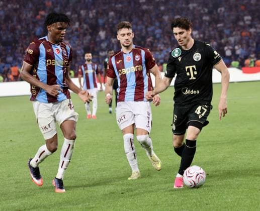 Trabzonspor v Ferencvaros - UEFA Europa League TRABZON, TURKIYE - AUGUST 20: O Dowda (R) of Ferencvaros in action during the first leg of the UEFA Europa League play-off round between Trabzonspor and Ferencvaros at Papara Park in Trabzon, Turkiye on August 20, 2026. Enes Sansar Anadolu Trabzon Turkey. Editorial use only. Please get in touch for any other usage.  Copyright: x2026xAnadoluxEnesxSansarx