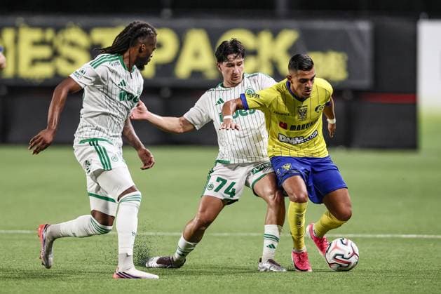 Omonoia s Panagiotis Andreou and STVV s Ilias Sebaoui fight for the ball during a soccer game between Belgian Sint-Truidense V.V. and Cypriot AC Omonoia Nicosia, Thursday 20 August 2026 in Sint-Truiden, the first leg of the play-off round for the UEFA Europa League league phase. BRUNOxFAHY  x183850283x