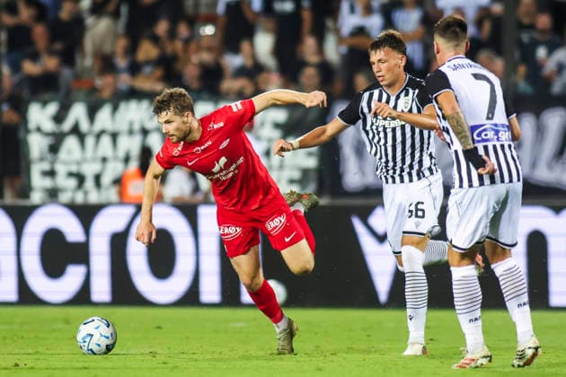 Conference League i fotball 2026: PAOK-Brann Thessaloniki 20260820. Branns Jacob Sorensen og PAOKs Anestis Mythou og Baptiste Santamaria under playoff-kampen i Conference League-kvalifiseringen i fotball mellom PAOK og Brann pa Toumba Stadium. Foto: Spiros Makridis NTB Thessaloniki Hellas EDITORIAL USE ONLY. RESTRICTED USE FOR BETTING COMPANIES Ref:_SPObOP3IUsM5Ww.jpg *** 2026 Conference League in soccer: PAOK vs. Brann, Thessaloniki, August 20, 2026. Brann s Jacob Sorensen and PAOK s Anestis Mythou and Baptiste Santamaria during the playoff match in the Conference League soccer qualifiers between PAOK and Brann at Toumba Stadium. Photo: Spiros Makridis, NTB, Thessaloniki, Greece. EDITORIAL USE ONLY. RESTRICTED USE FOR BETTING COMPANIES  Copyright: xSpirosxMakridisx xNTBx