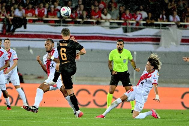 Sion, 20.08.2026, Football UEFA Conference League, FC Sion - AFC Ajax, Noe Abdou Sow (FCS 5) et Franck Surdez (FCS 15) duel with Youri Regeer (Ajax 6) (Frederic Dubuis Imago) FC SION - AFC Ajax Imago