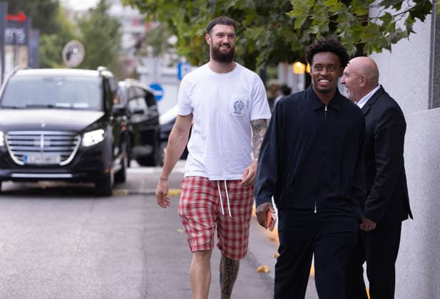 Ljubljana: KoÅ¡arkaÅ¡i LA Lakers dolaze u restoran na veÄeru Sandro Mamukelashvili and Collin Sexton of LA Lakers arrive at restaurant Cubo on August 20, 2026. in Ljubljana, Slovenia. The Los Angeles Lakers have arrived in Slovenia for Luka Doncic s four-day minicamp ahead of the start of training camp.  PIXSELL