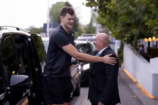Ljubljana: KoÅ¡arkaÅ¡i LA Lakers dolaze u restoran na veÄeru Walker Kessler of LA Lakers arrive at restaurant Cubo on August 20, 2026. in Ljubljana, Slovenia. The Los Angeles Lakers have arrived in Slovenia for Luka Doncic s four-day minicamp ahead of the start of training camp.  PIXSELL