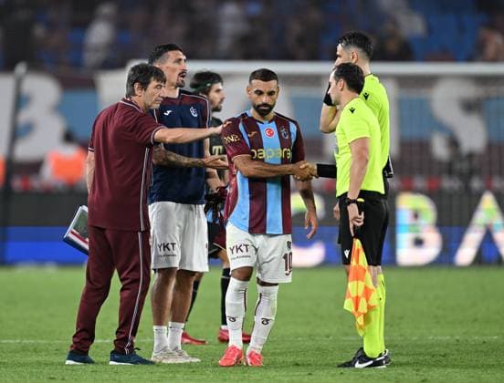 Trabzonspor v Ferencvaros - UEFA Europa League TRABZON, TURKIYE - AUGUST 20: Trabzonspor s Muhammed Salah (10) shakes hands with the referees after the UEFA Europa League playoff round first-leg match between Trabzonspor and Ferencvaros at Papara Park in Trabzon, Turkiye on August 20, 2026. Hakan Burak Altunoz Anadolu Trabzon Turkey. Editorial use only. Please get in touch for any other usage.  Copyright: x2026xAnadoluxHakanxBurakxAltunozx