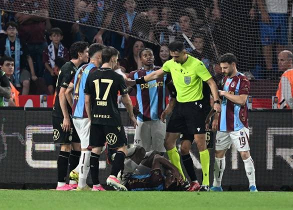 Trabzonspor v Ferencvaros - UEFA Europa League TRABZON, TURKIYE - AUGUST 20: Referee Igor Pajac (2nd R) intervenes following a brief confrontation between players during the UEFA Europa League playoff round first-leg match between Trabzonspor and Ferencvaros at Papara Park in Trabzon, Turkiye on August 20, 2026. Hakan Burak Altunoz Anadolu Trabzon Turkey. Editorial use only. Please get in touch for any other usage.  Copyright: x2026xAnadoluxHakanxBurakxAltunozx
