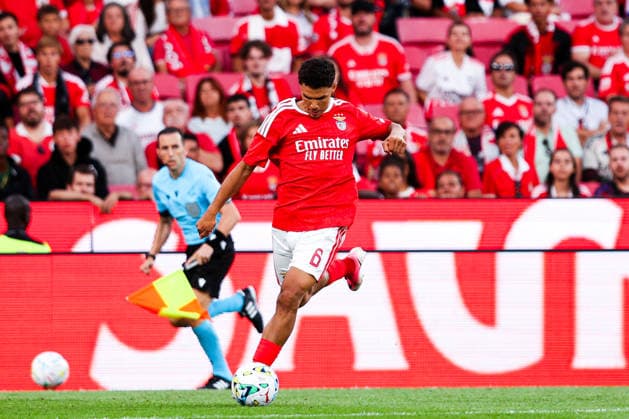 SL Benfica v AGF Aarhus - UEFA Europa League (Qual.) 2026 27 Playoff 1Âª Mao Alexander Bah 6, lateral do SL Benfica durante a partida entre SL Benfica v AGF Aarhus, para a UEFA Europa League (Qual.) 2026 27 Playoff 1Âª Mao no Estadio da Luz, Portugal (Foto de Diogo Faria Reis Avant Sports) Lisboa Estadio Da Luz Lisboa Portugal Copyright: xDiogoxFariaxReis AvantxSportsx